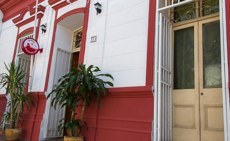Hostal Valles Del Mar es un lugar de descanso preferido de los viajeros con un presupuesto recortado, aquí podrás descansar luego de un largo recorrido por la ciudad, es un lugar que resaltan la vida dinámica de la región. Este es el lugar de descanso perfecto que ha sido muy usado por chilenos. Cuentan con espacios para relajarse, además las habitaciones pueden ser compartidas.